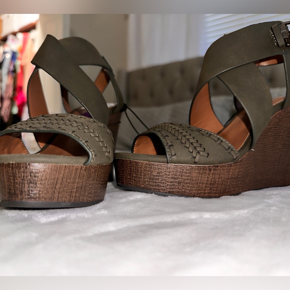 New olive green wedges with tags